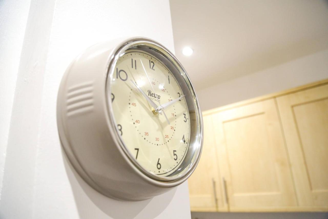 Serviced Apartment In Liverpool City Centre - Free Parking - Balcony - By Happy Days Екстер'єр фото